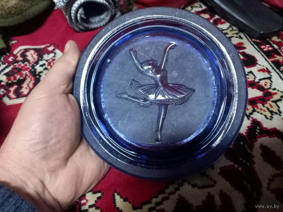 Пепельница "Балерина" цветное стекло. СССР, 50-60 годы диаметр 16 см.