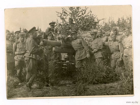 Фронтовое фото Чехословакия ком. полка у орудия1945(А45)