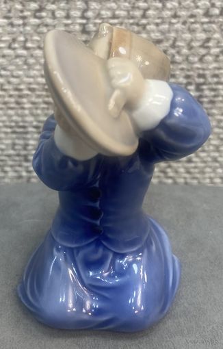 Фарфоровая статуэтка Royal Copenhagen Дания. Девочка с тарелками. 1969 год. Высота 10 см.