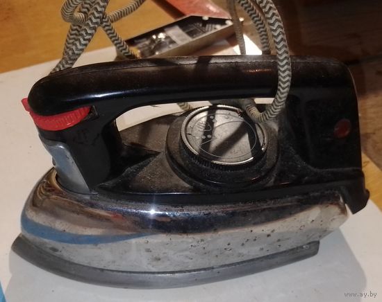 Старый утюг рабочий  времён СССР в коллекцию или для декора