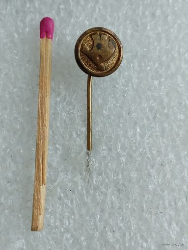 Знак-фрачник. Эмблема автомобиля "Шкода". тяжёлый