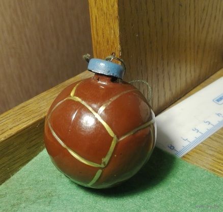 Ёлочная игрушка мячик. 50-х годов. С рубля.