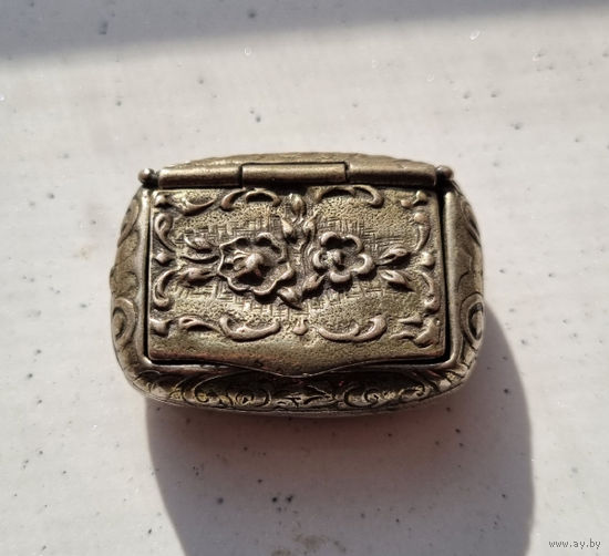 СЕРЕБРЯНАЯ МИНИАТЮРНАЯ ШКАТУЛОЧКА