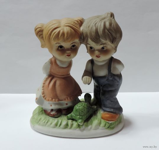 Статуэтка фарфоровая "Дети и черепашка" 80-е годы Европа. Высота 9.5 см.