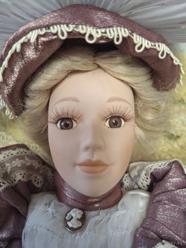 Кукла фарфоровая