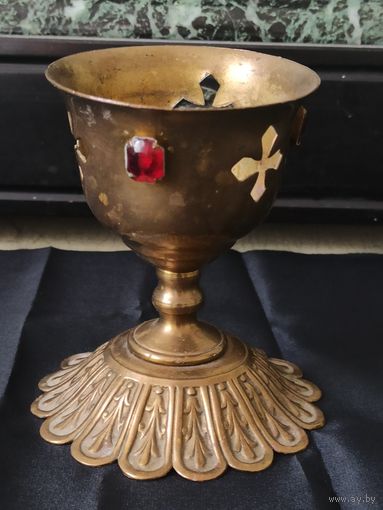 Лампада настольная. Латунь. Клеймо. Высота 10 см, диаметр основания 9 см, верх 7,5 см.