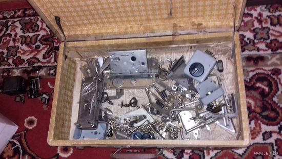 Мебельная фурнитура и др. с чемоданом. С рубля!