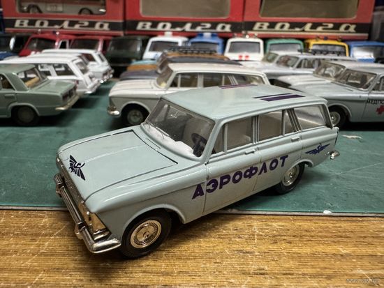 Москвич 426 Аэрофлот в редком сером цвете, решетка с четырьмя круглыми фарами.  Пятничный вечер в синих, голубых и серых тонах.