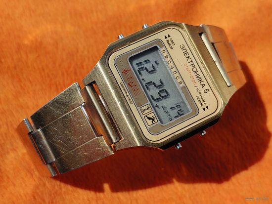 Электронные часы. Электроника 5, браслет в подарок. Полностью рабочие, в нечастом корпусе и с нечастой стекломаской. Торг есть. (Nо 7).