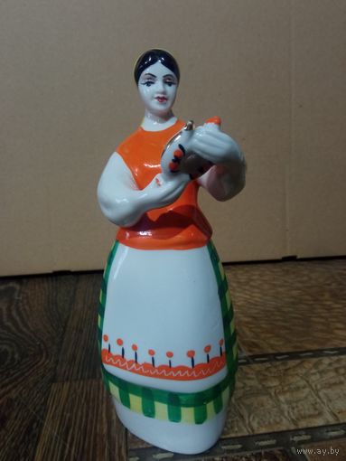 Статуэтка Девушка с куманцом