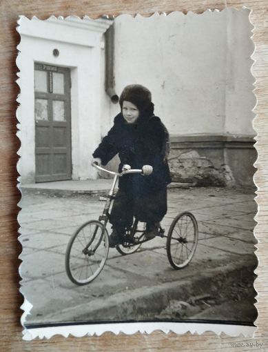 Фото мальчика на велосипеде. 1950-е. 6.5х8.5 см.
