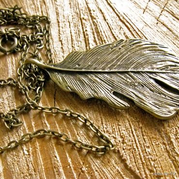 Подвеска с бронзовым перышком