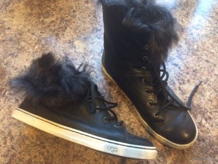 Фирменные угги UGG на 38-39 размер. Оригиналы. Черного цвета с натуральным мехом, которые можно носить как мехом наружу, так и поднимая вверх. Качественная натуральная кожа. Угги б/у, состояние нормал
