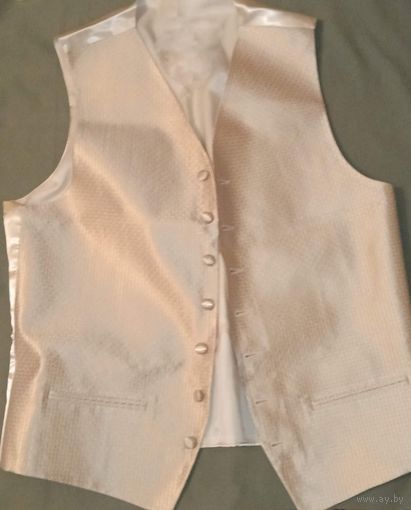 Жилетка мужская светлая новая