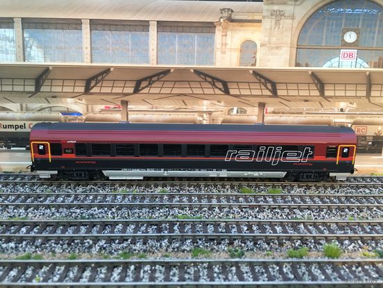 Пассажирский вагон 2-го класса OBB Railjet PIKO. Масштаб НО 1:87.