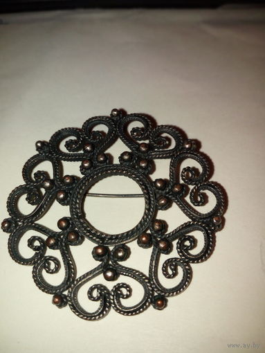 Круглая брошь металл, зернь.
