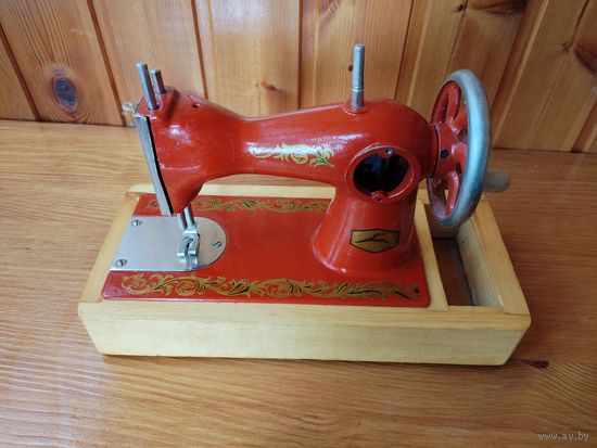 Детская швейная машинка.