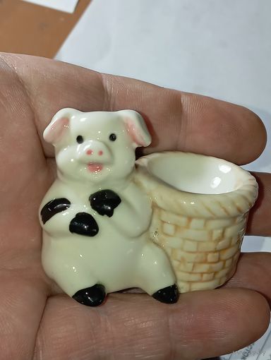 Поросёнок с корзиной.