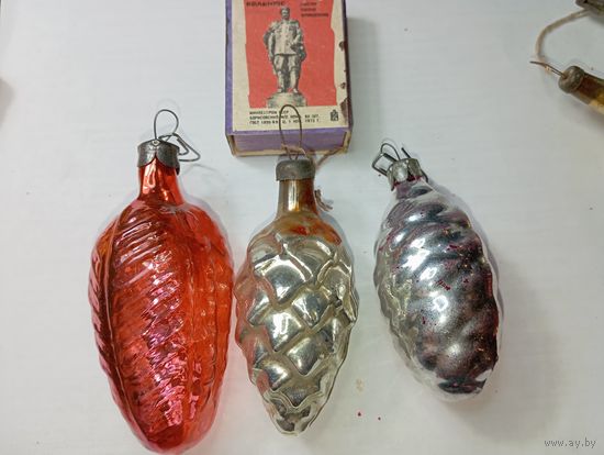 Игрушка на ёлку ,  Шишки , винтаж , стекло , СССР . С рубля