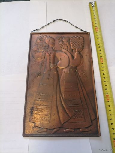 Старое медное панно девушки с урожаем