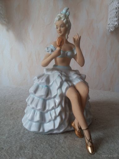 Большая красивая фарфоровая статуэтка "Балерина, смотрящаяся в зеркало". Вагнер и Апель (Wagner & Apel), Липпельсдорф, Тюрингия, Германия, конец 40-х - начало 50-х годов прошлого столетия.