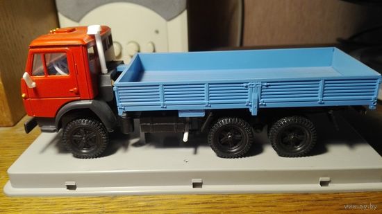 Модель 1/43  автомобиль КАМАЗ 5320  Новый в родной коробке из СССР.