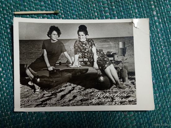 Фотография. Девушки на курорте. 1967 год. ( катамаран)