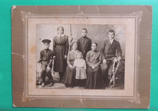 Фото "Семья, дети дети гимназисты", до 1917 г. (без паспарту 15*11 см, с паспарту 23,5*17 см)