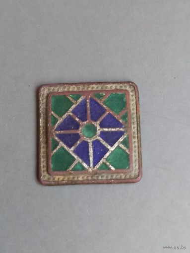 Часть старинной запонки с эмалями
