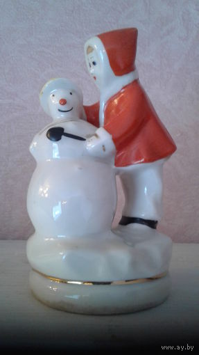 Статуэтка "Девочка лепит снеговика ", фарфор, Городница,50-х. СССР.
