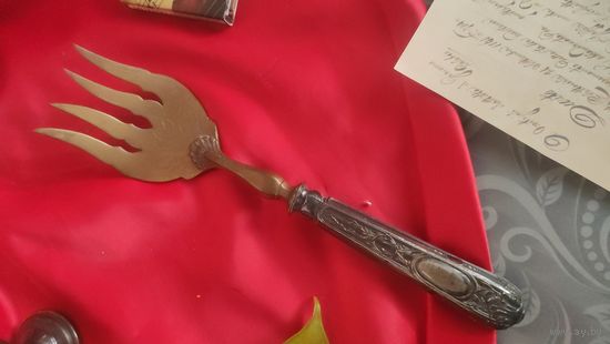 Антикварная вилка для рыбных или мясных блюд. ручка серебро