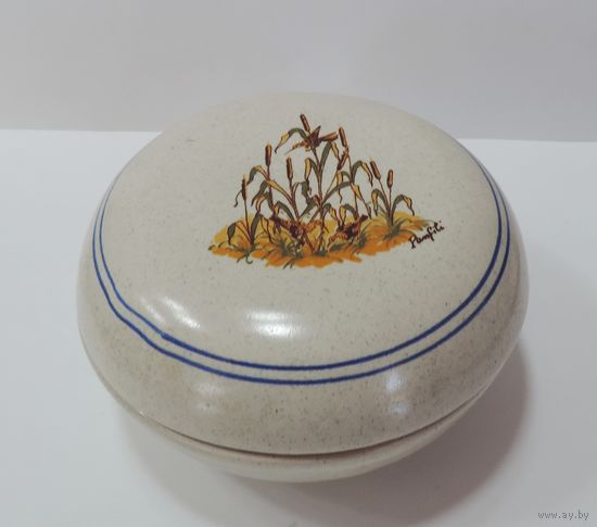 Шкатулка фарфоровая 70-е годы Европа. Высота 6 см. Диаметр 10.5 см.