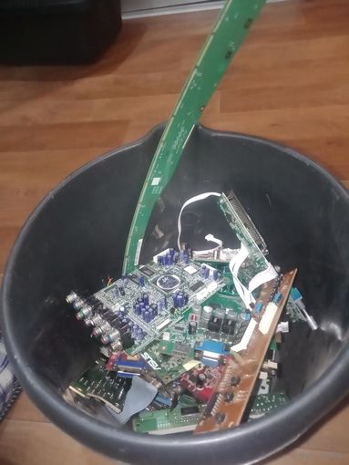 Материнские платы , видеокарты  и др  , 1,5 кг .