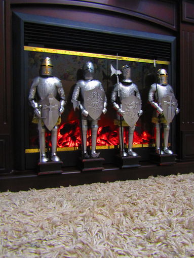 Фигура рыцаря в доспехах,  высота  примерно 45 см