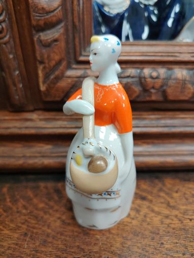 Статуэтка Девушка с коромыслом (также известная как  Девушка с грибами  производства Полонского завода художественной керамики (ПЗХК), СССР.