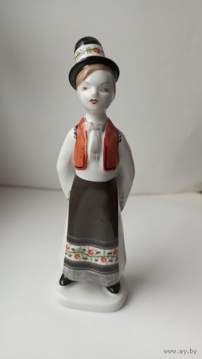 Статуэтка - народный костюм, от венгерского производителя  Hollohaza.