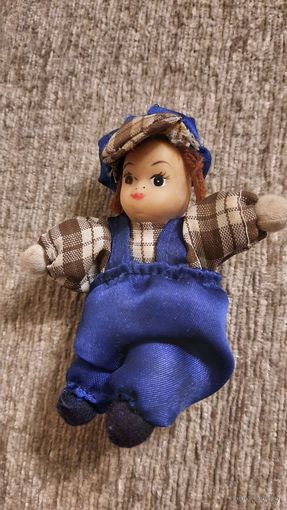 Куколка с фарфоровым лицом , туловище мягкое 90-х годов