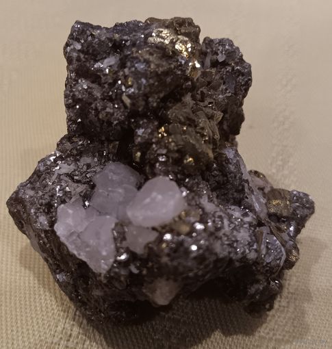 Минеральный камень из личной коллекции. 246 гр. 6х6х6 см.