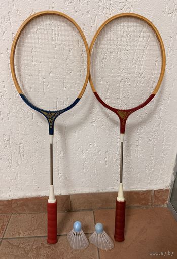 Винтажный набор для бадминтона, включающий две ракетки с деревянными ободами и два волана, ГДР