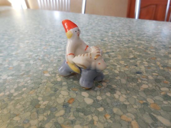 Миниатюрная статуэтка "Петрушка на барашке" из серии  Ярмарка.