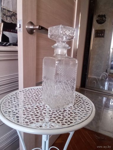 Красивый штоф из толстого стекла