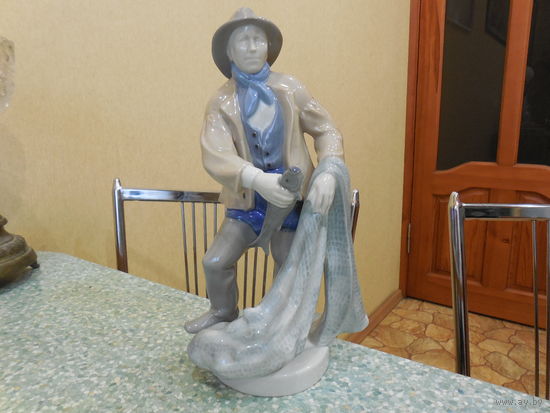 Фарфоровая статуэтка. Рыбак с сетью. Германия.