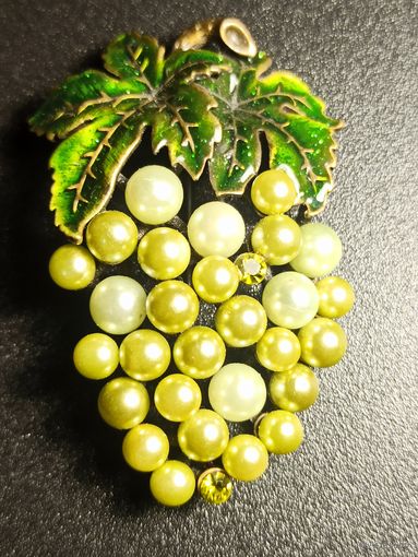 РЕДКАЯ коллекционная винтажная брошь-булавка "Виноградная гроздь".