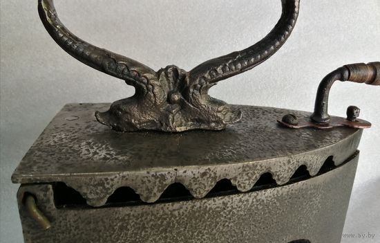 Чугунный утюг с  морскими рыбами. Размер N-3.