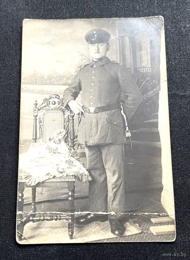 Фотооткрытка 1 Мировая война / Немецкий солдат / китель образца 1915 года и брюки, полевая фуражка (Feldmutze), ремень с пряжкой и штык в ножнах