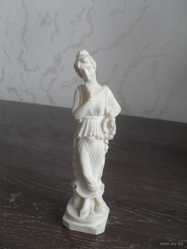 Статуэтка,алебастр,15.5 см.Греция.