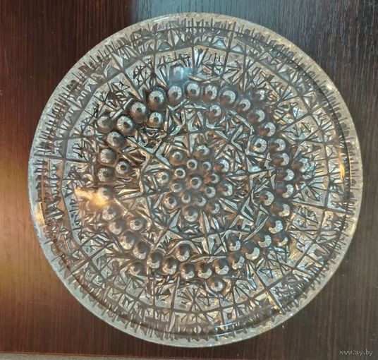Винтажное сервировочное блюдо из хрусталя ( космос лзхс СССР ), Размеры диаметр 28 см , в идеальном состоянии без сколов царапин и трещин .