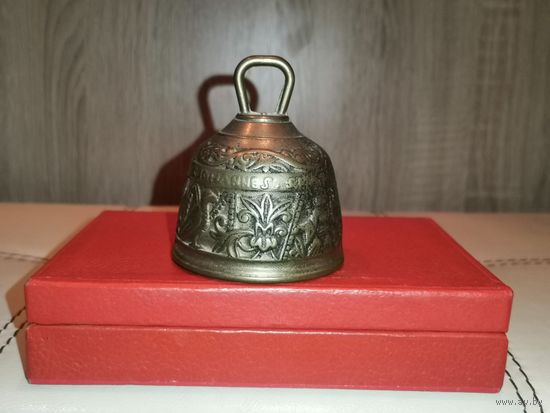Тяжёлый, латунный колокольчик без языка, высота 8 см.