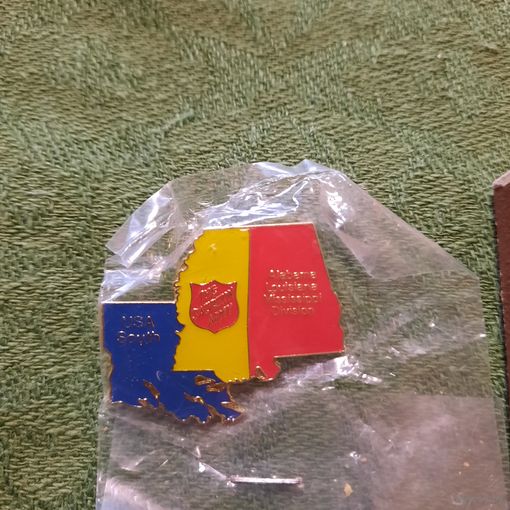 Значок Юг США Алабама Луизиана Мисисипи. США 2000г. + Официальные карты штатов Мисисипи и Луизиана 2000г.