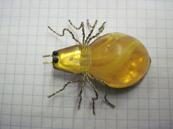 Брошь под янтарь.